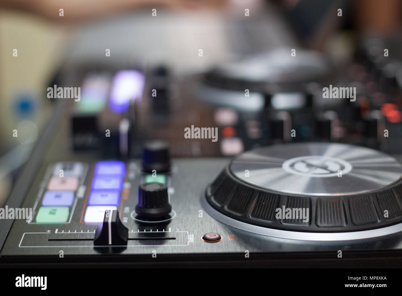 Remote y mezclador de DJ para la música Foto de stock