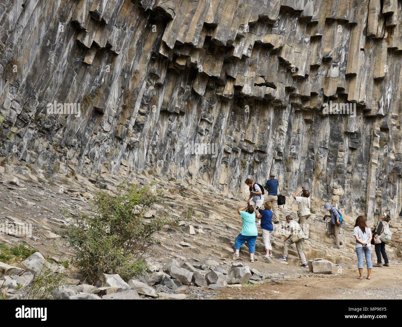 Garni, Armenia: En Garni Gorge, turistas fotografían una formación geológica de columnas de basalto octogonal llamado Sinfonía de piedras. Foto de stock