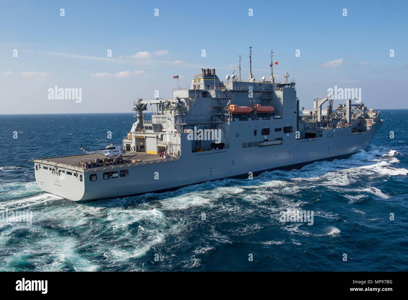 La Marina de los EE.UU. Lewis y Clark clase municiones de carga seca buque USNS Charles Drew se vaporiza en curso 20 de noviembre de 2014 en el Golfo Arábigo. (Foto por Lenny LaCrosse via Planetpix) Foto de stock