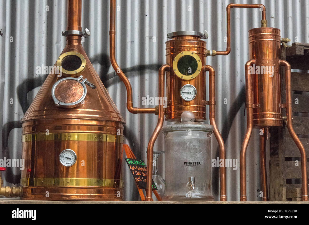Una destilería o equipo fabricado de cobre a un fabricante de gin en el  centro de Londres. Micro cervecerías y destilación de gin con el kit básico  y el engranaje Fotografía de