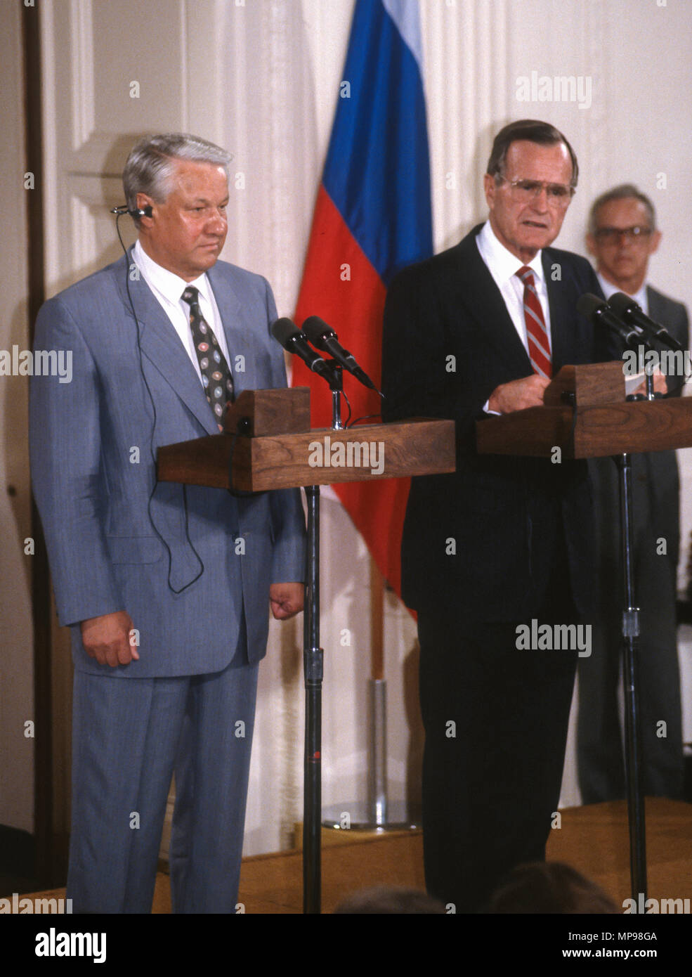 WASHINGTON, DC, Estados Unidos - 17 de junio de 1992 Rusia: el Presidente Boris Yeltin, izquierda, hablando en conferencia de prensa en el Salón Este de la Casa Blanca, durante la cumbre con el Presidente George H.W. Bush. Foto de stock