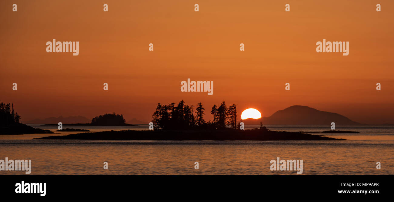 La puesta de sol mientras transitan Jatam estrecho en el pasaje interior Foto de stock