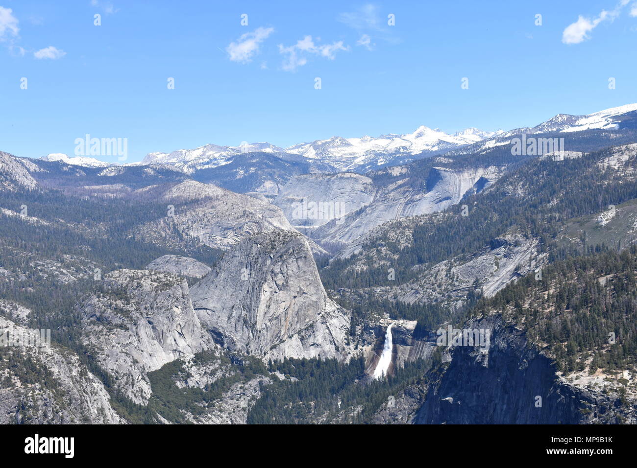 Las brumosas montañas Frío (montañas de Yosemite), el Parque Nacional Yosemite, California Foto de stock