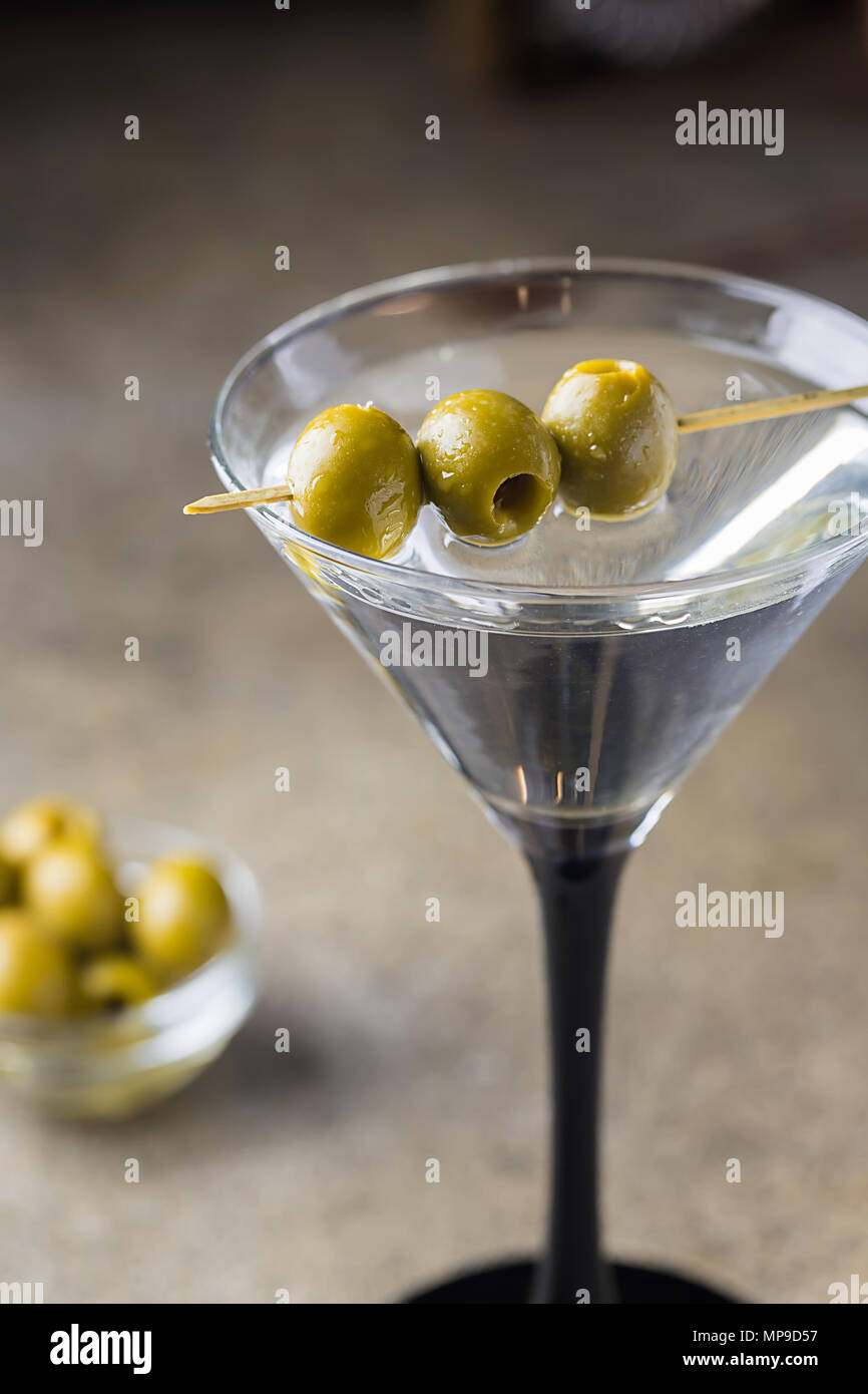 Coctel martini con aceitunas en de fondo Fotografía stock - Alamy