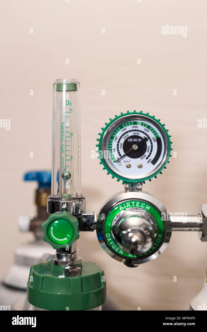 Manómetro Regulador y cilindro de oxígeno, equipo de Hospital Fotografía de  stock - Alamy