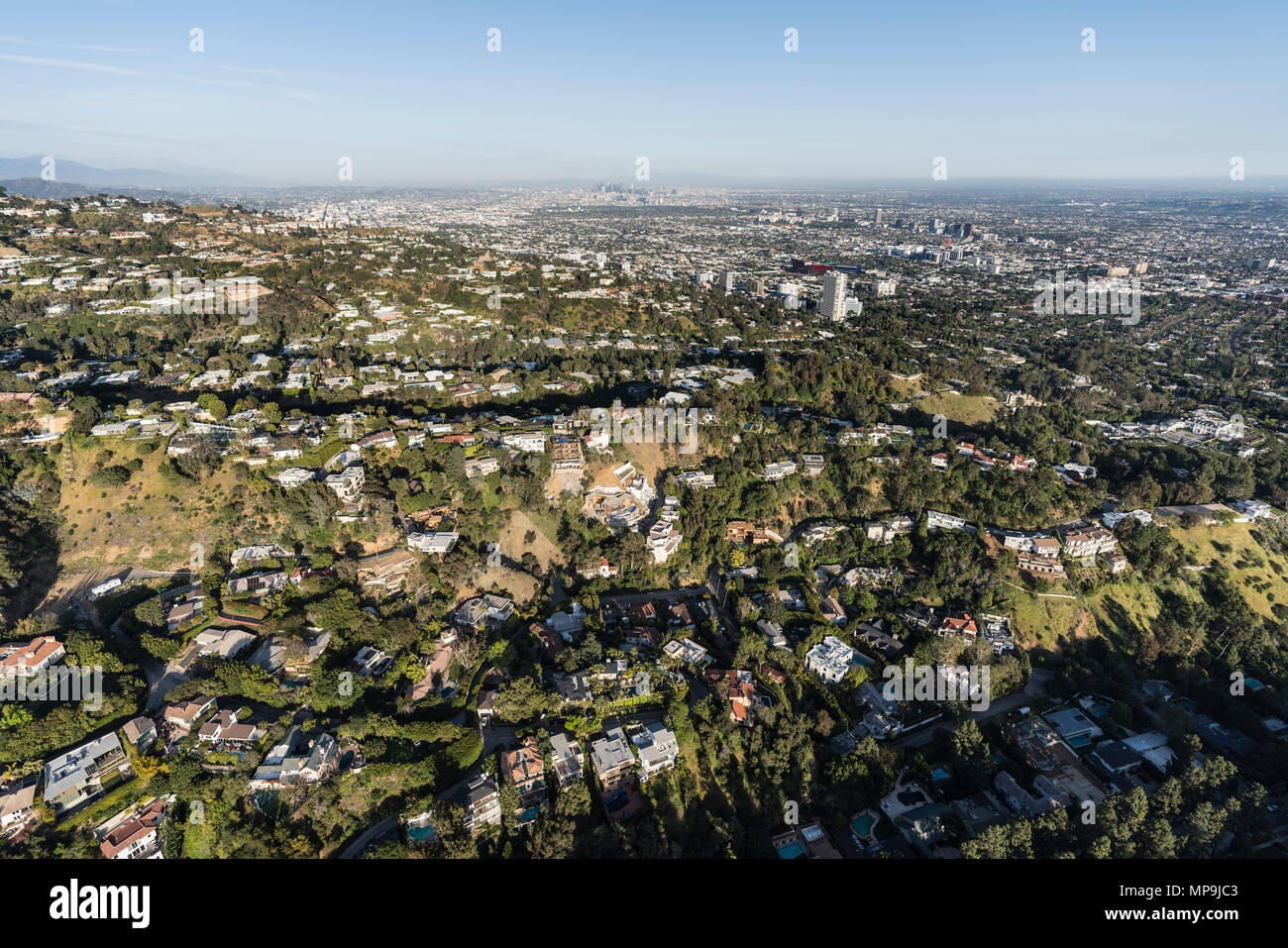 Vista aérea de la ladera de la colina y cañón casas encima de Beverly Hills y West Hollywood en Los Ángeles, California. Foto de stock