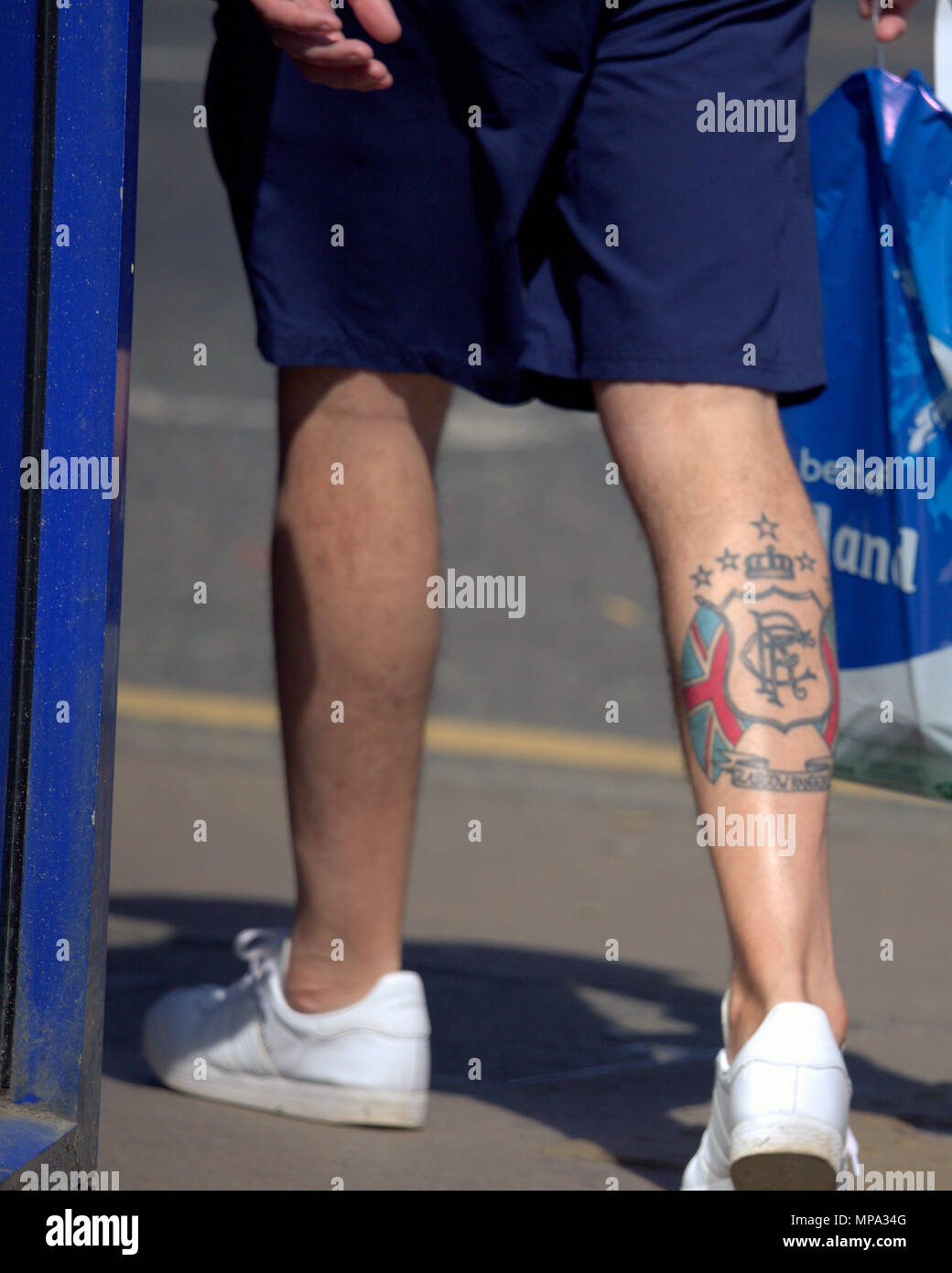 El Glasgow Rangers FC club de fútbol aficionado al fútbol club la pierna tatuada tatuaje distintivo Foto de stock