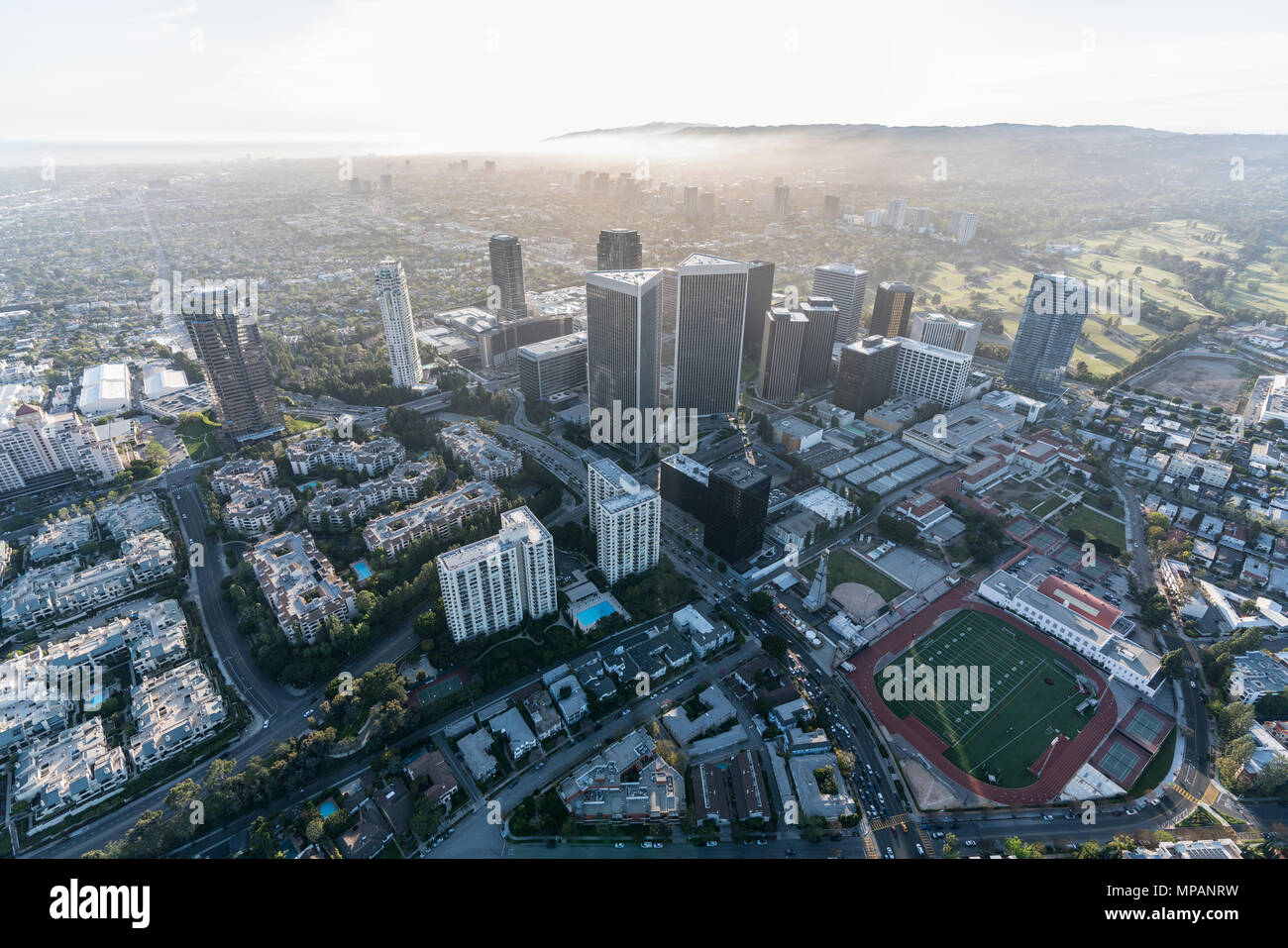 Vista aérea del paisaje urbano de la ciudad de Siglos torres y West Los Angeles en el sur de California. Foto de stock