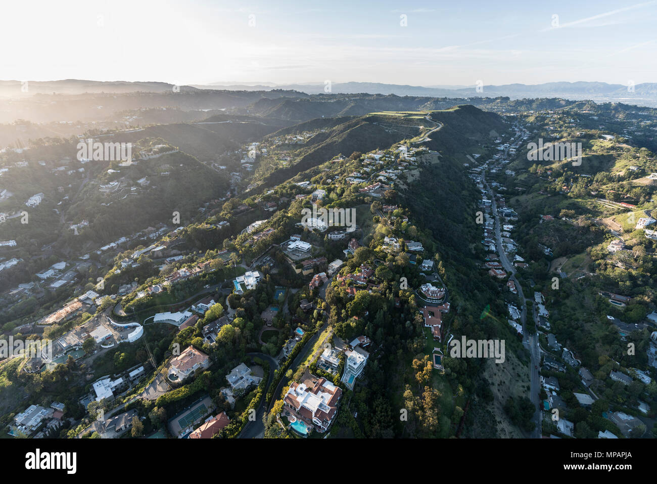 Vista aérea del Sur Beverly Park neighborhood encima de Beverly Hills y Los Angeles, en el sur de California. Foto de stock