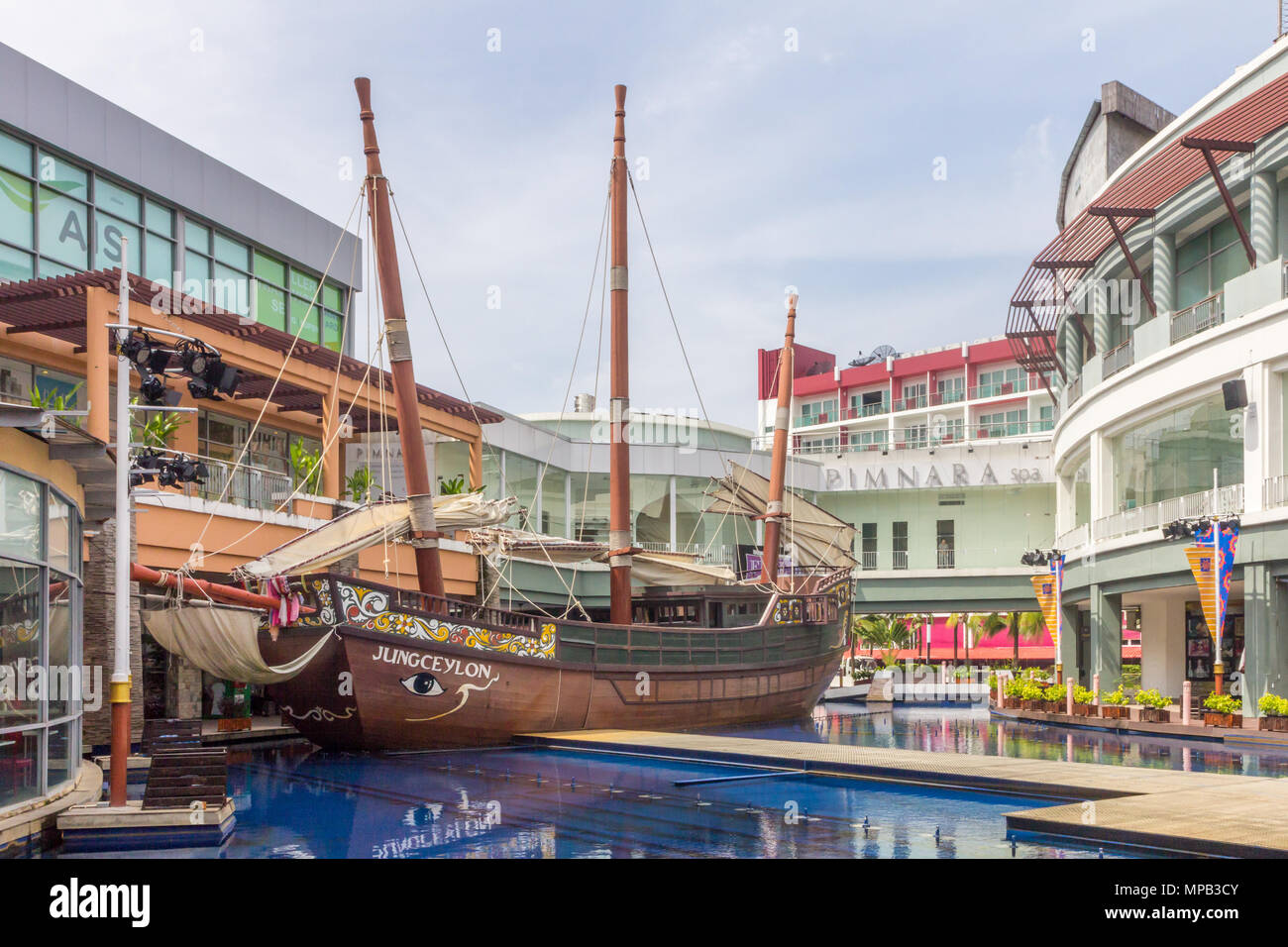 Simulacro de barco galeón, Jung Ceylon, Centro comercial, la playa Patong Beach, Phuket, Tailandia Foto de stock
