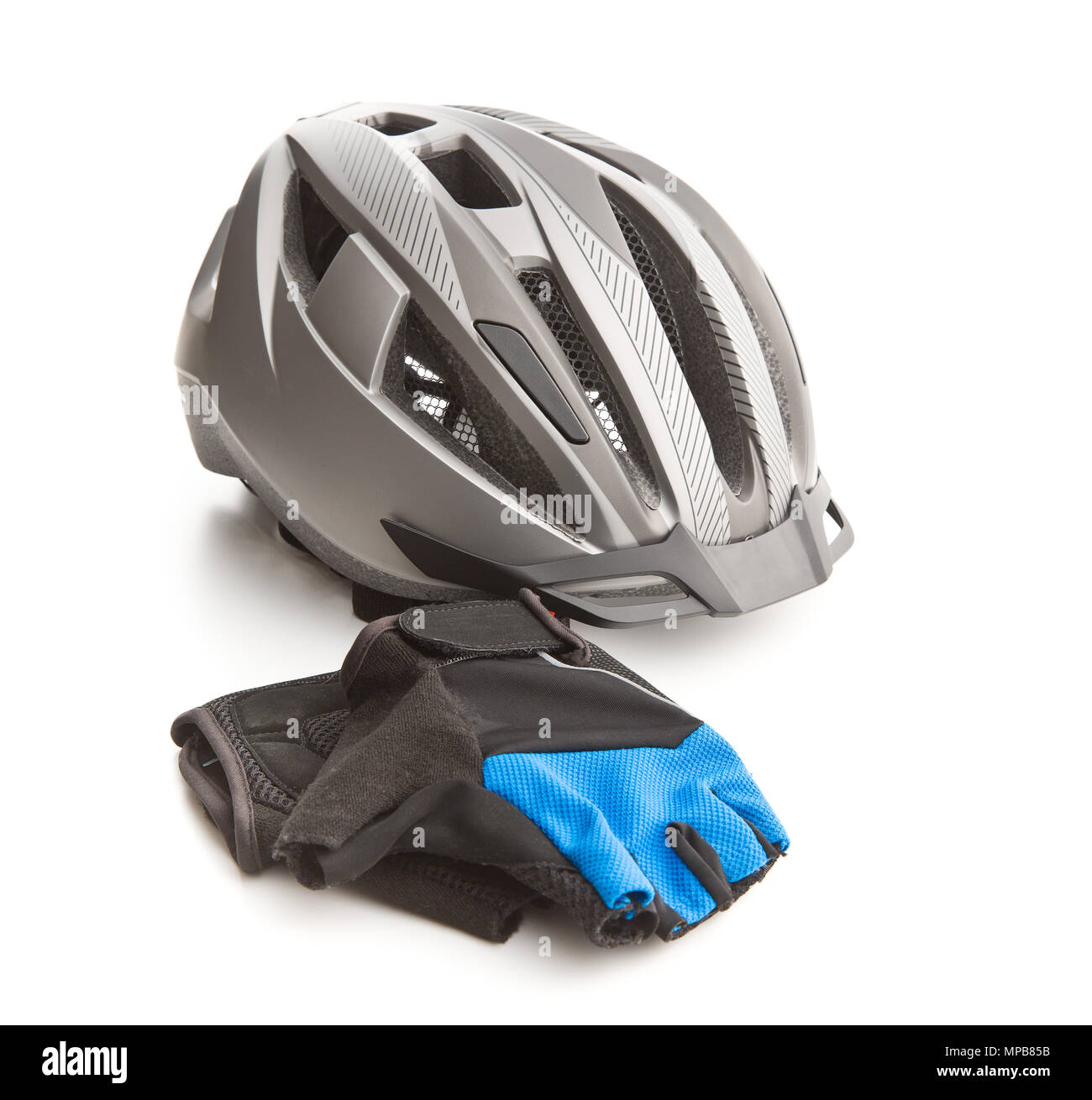 Bicicleta casco y guantes aislados sobre fondo blanco Fotografía de stock -  Alamy