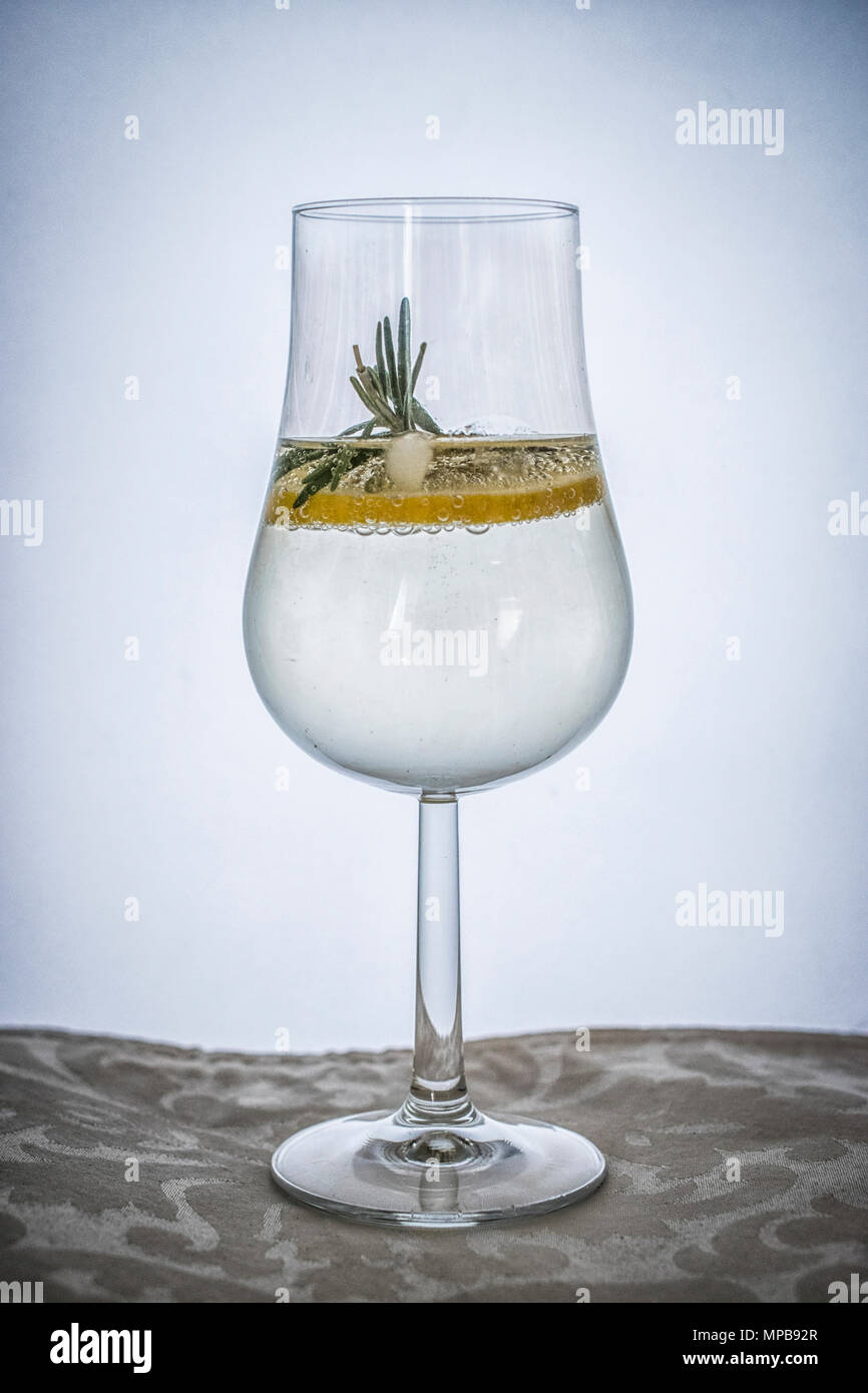 Agua de limón en un vaso alto Foto de stock