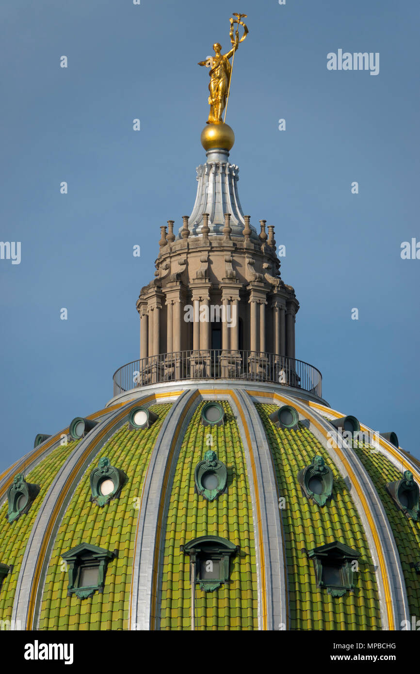 Ee.Uu. Pennsylvania Harrisburg, PA Buscando State Street hasta el edificio del Capitolio Estatal y su cúpula Foto de stock