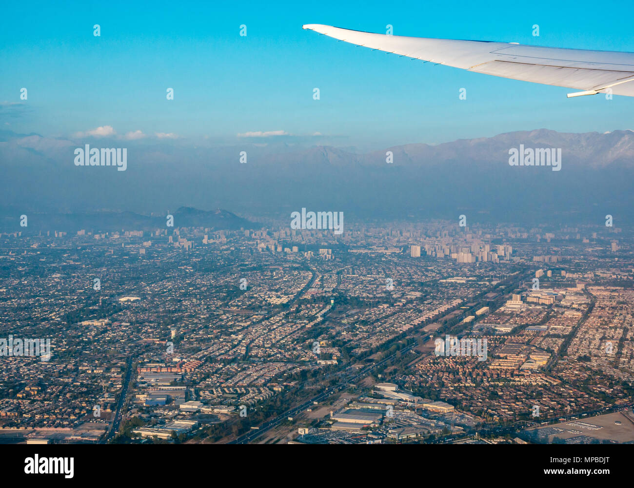 Vista desde arriba de Santiago de Chile, tomada desde la ventana de avión con la autopista Costanera Norte y el cerro San Cristóbal con smog visible Foto de stock