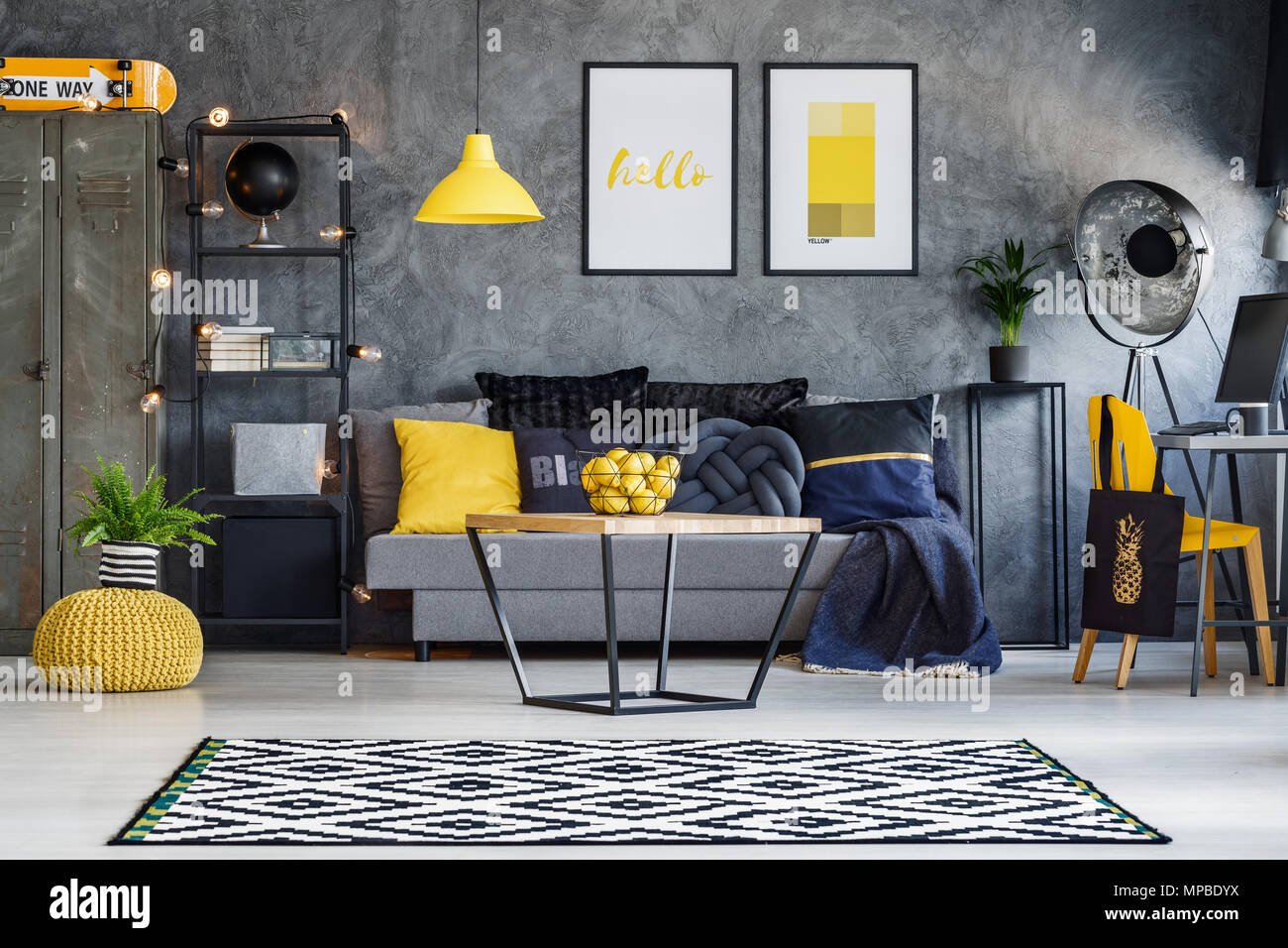 La habitación del adolescente optimista con paredes, muebles de color gris  y amarillo Fotografía de stock - Alamy