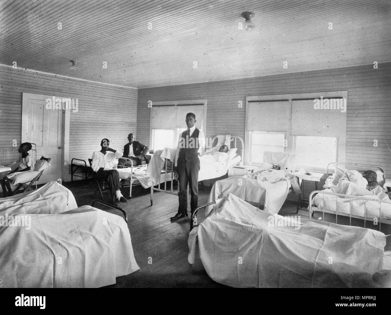 Interior, ARC hospital, Tulsa, Oklahoma. El 1 de noviembre de 1921. Los pacientes que se están recuperando de los efectos de la raza motín de Junio 1st, 1921. Foto de stock