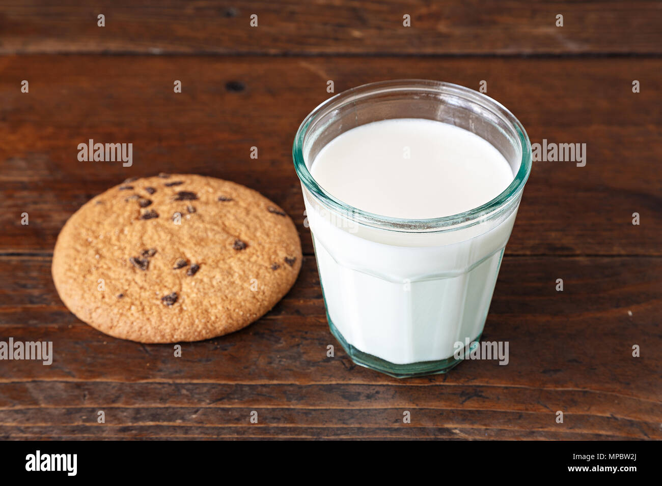 Desayuno ligero. Un vaso de leche con galletas de chocolate sobre un fondo  de madera. Foto horizontal Fotografía de stock - Alamy