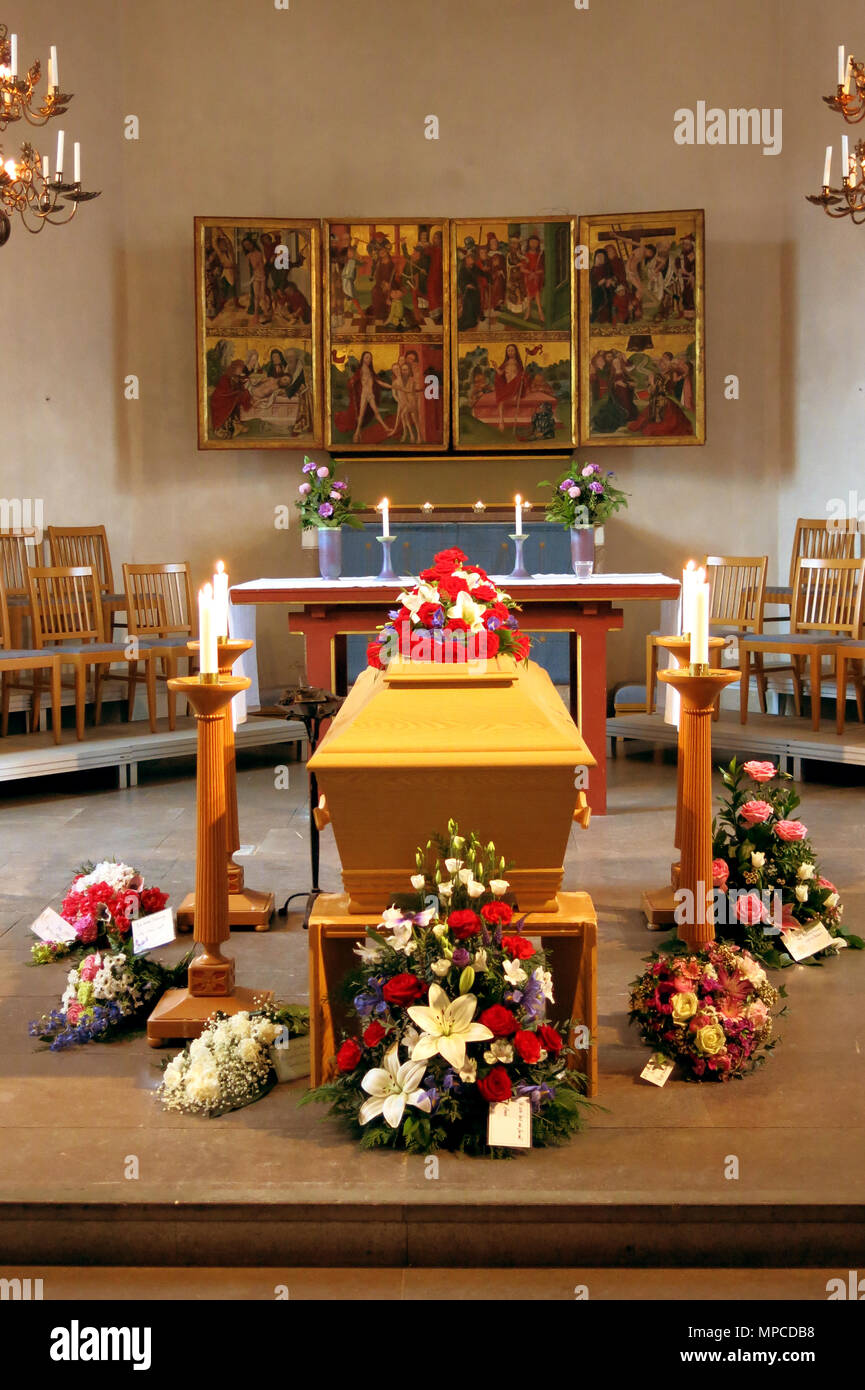 Ceremonia fúnebre con flores. Foto de stock