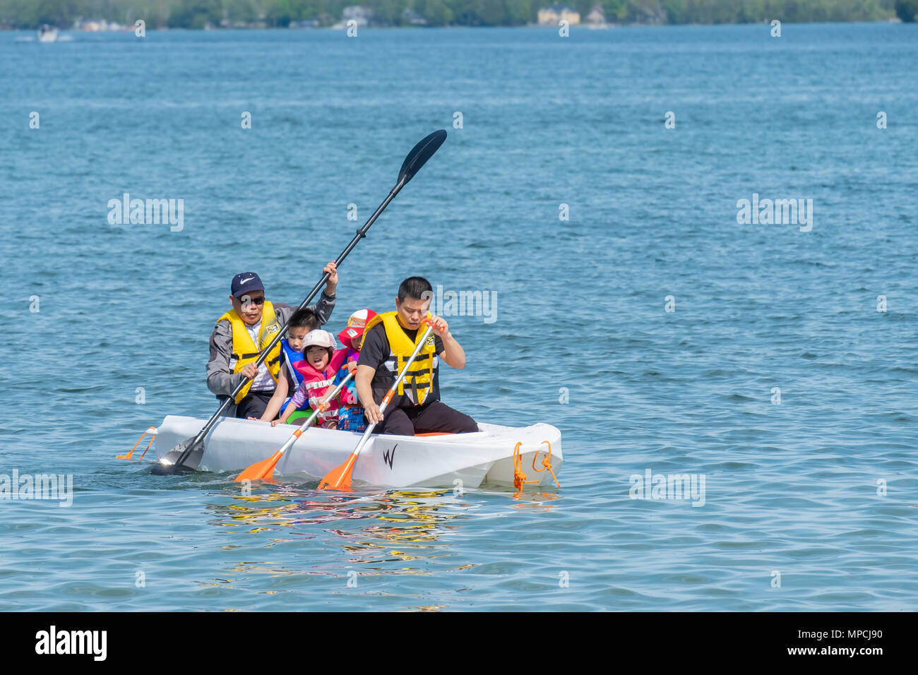 Una unidad familiar que abarca 3 generaciones disfrutar del lago en un hermoso día de Victoria fin de semana largo. Foto de stock