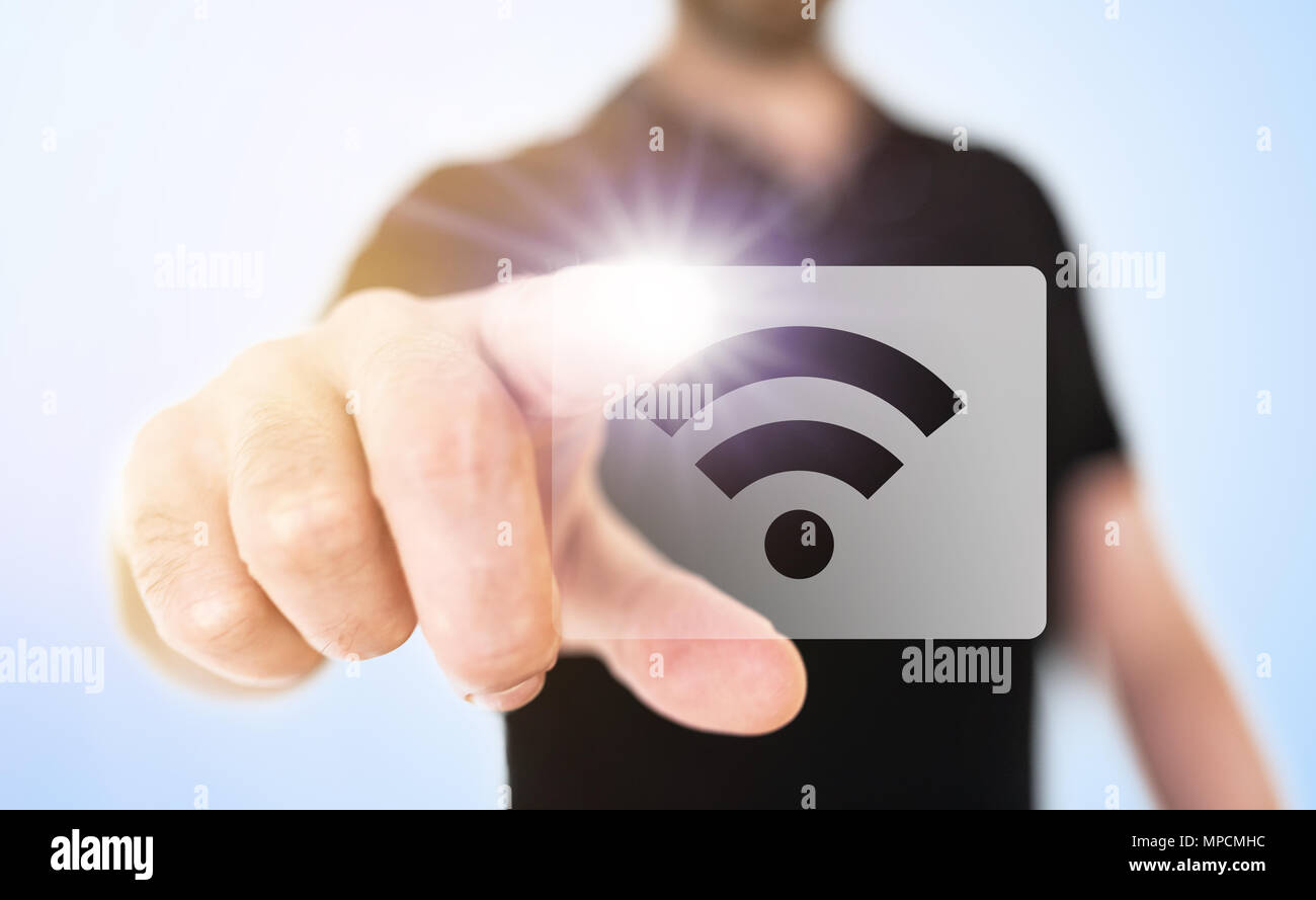 Concepto de tecnología inalámbrica con el hombre tocando el icono de wifi en la interfaz de pantalla translúcida Foto de stock