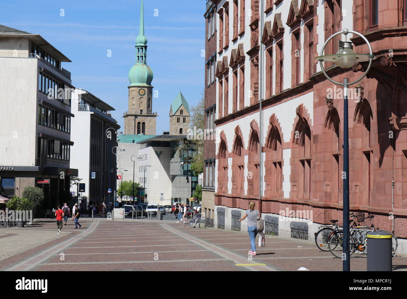 Dortmund, área de Ruhr, Renania del Norte-Westfalia, Alemania - 16 de abril de 2018: la Iglesia de San Reinoldi en el centro histórico de la ciudad Foto de stock