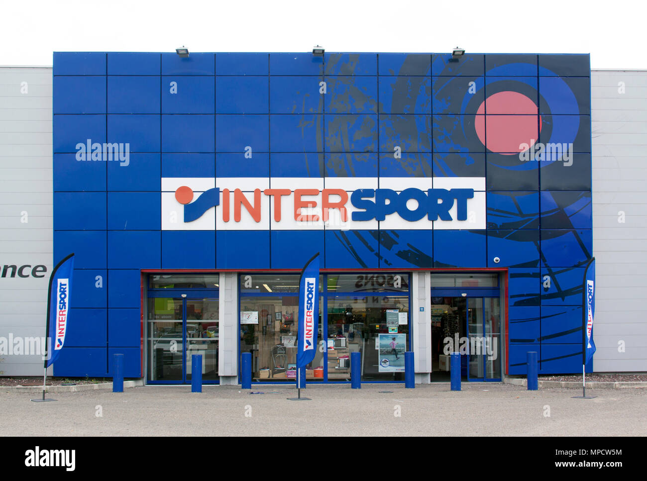 Paris , Francia-Septiembre 15, 2015: INTERSPORT es una organización  internacional de tiendas de ropa y accesorios deportivos, este almacén está  ubicado en Fotografía de stock - Alamy