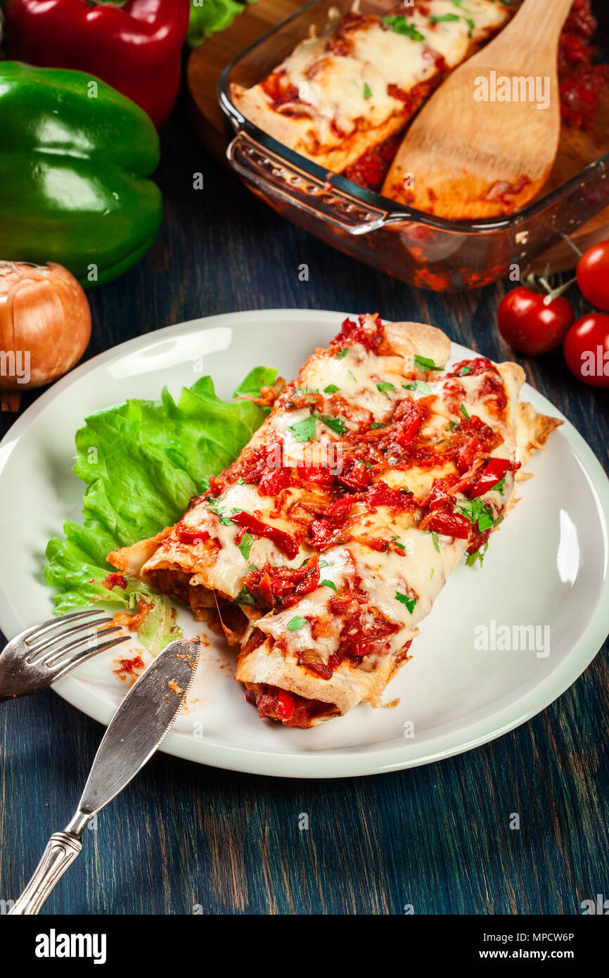 Enchiladas mexicanas tradicionales con carne de pollo, salsa de tomate