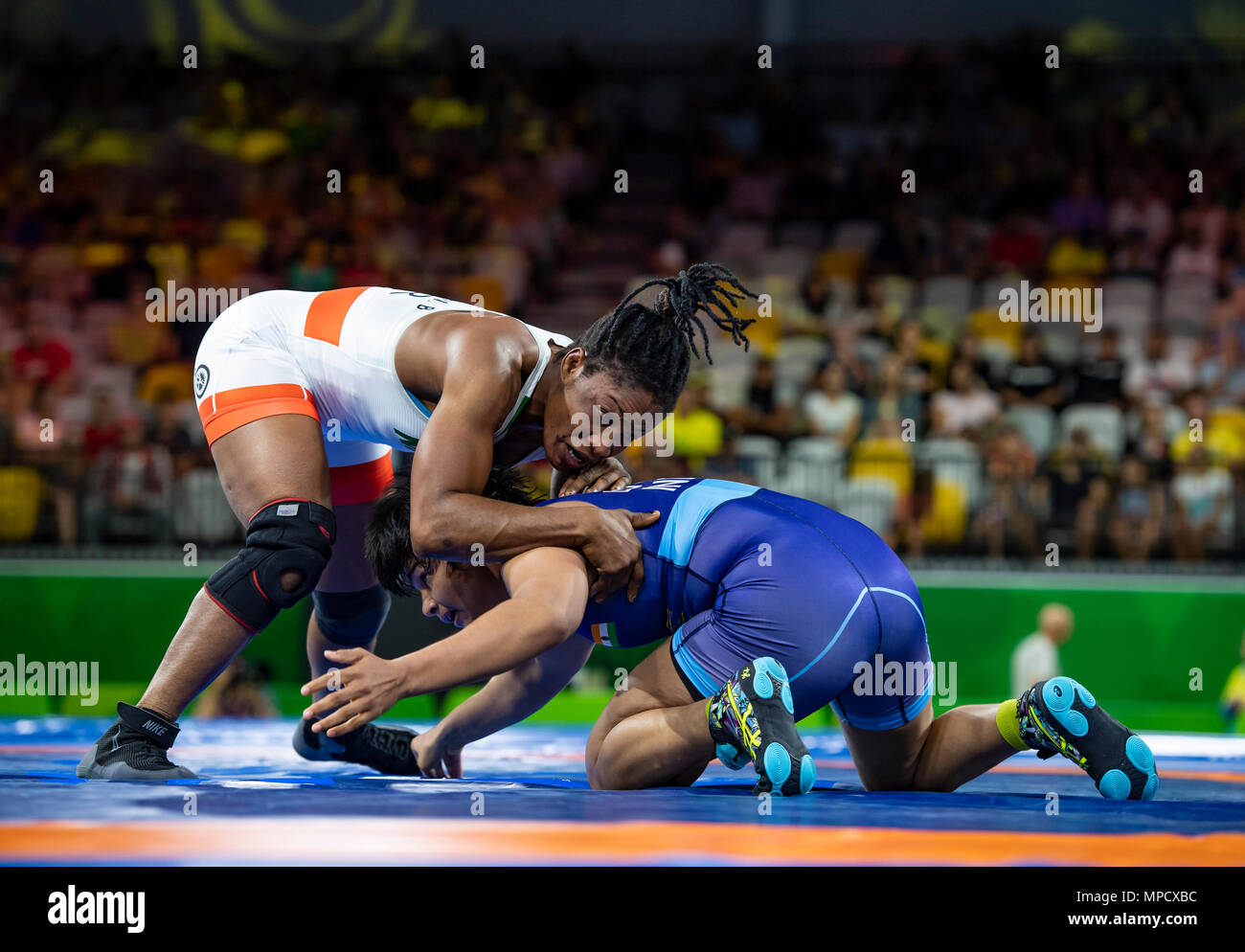 GOLD COAST, AUSTRALIA - 13 de abril: Bendición Oborududu de Nigeria v Divya  Kakran de India compitiendo en el Women's 68kg Semifinales Freestyle  coinciden con el G Fotografía de stock - Alamy