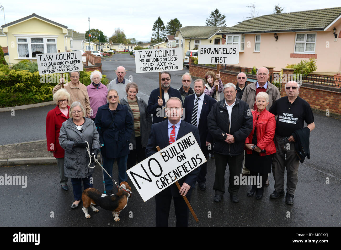 Mark Pritchard MP con residentes en protesta por los planes para construir en sitios greenfield en bretón Park en Muxton, Telford. Foto de stock