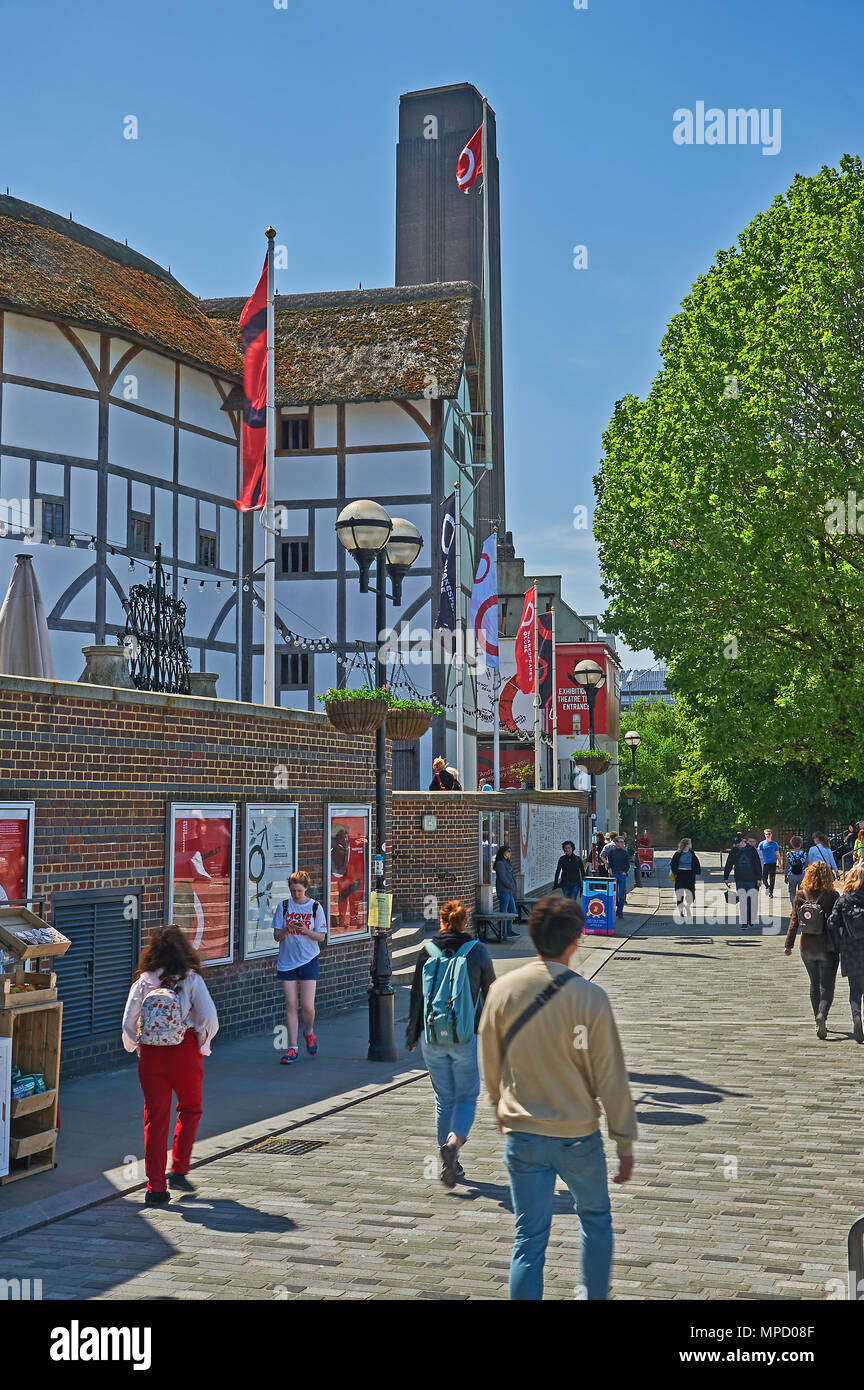 El teatro Globe, en Southwark, Londres, en la orilla sur del río Támesis, está construyendo una réplica del teatro original de William Shakespeare. Foto de stock