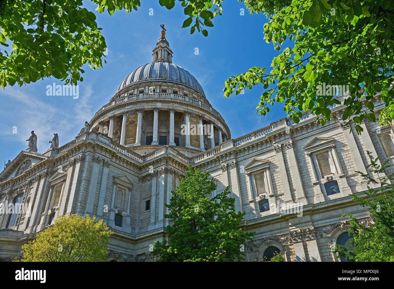 La Catedral de San Pablo, Londres, es Sir Christopher Wren obra maestra arquitectónica del edificio, que aún domina el horizonte de Londres Foto de stock