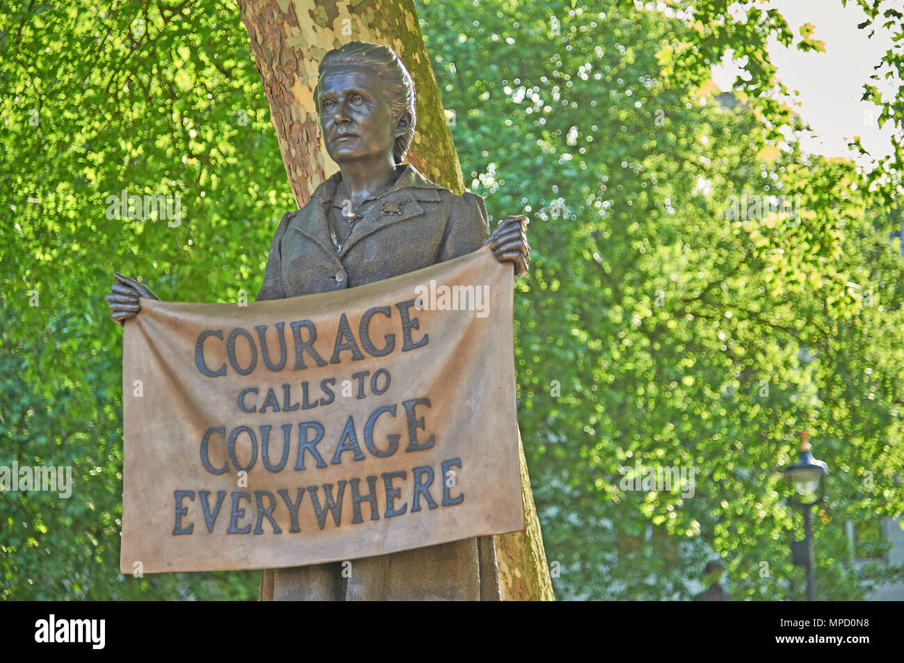 Estatua de Millicent Fawcett, líder sufragismo womans y el voto de la mujer activista en Parliament Square London Foto de stock
