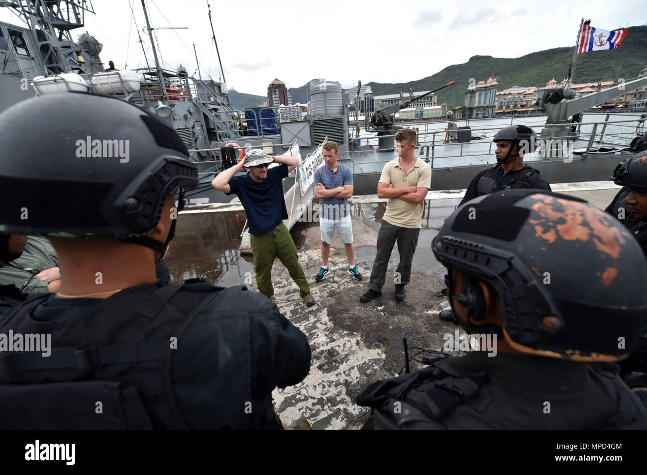 El agente especial Patrick Price, adjunta al Servicio Naval de Investigación Criminal de delitos transnacionales, Unidad de centro izquierda, Mauricio ofrece información al Servicio Nacional de Guardacostas Commandos tras la visita, junta, búsqueda e incautación la formación durante el ejercicio Cutlass Express 2017 en Port Louis, Mauricio el 5 de febrero, 2 de 2017. Ejercicio Cutlass Express 2017, patrocinada por EE.UU. Africa Command y llevada a cabo por fuerzas navales de África, está diseñado para evaluar y mejorar la capacidad de hacer cumplir la ley marítima combinado y promover la seguridad nacional y regional en África oriental. (Ee.Uu. Navy photo by Mass Communication Specialist 1 Foto de stock