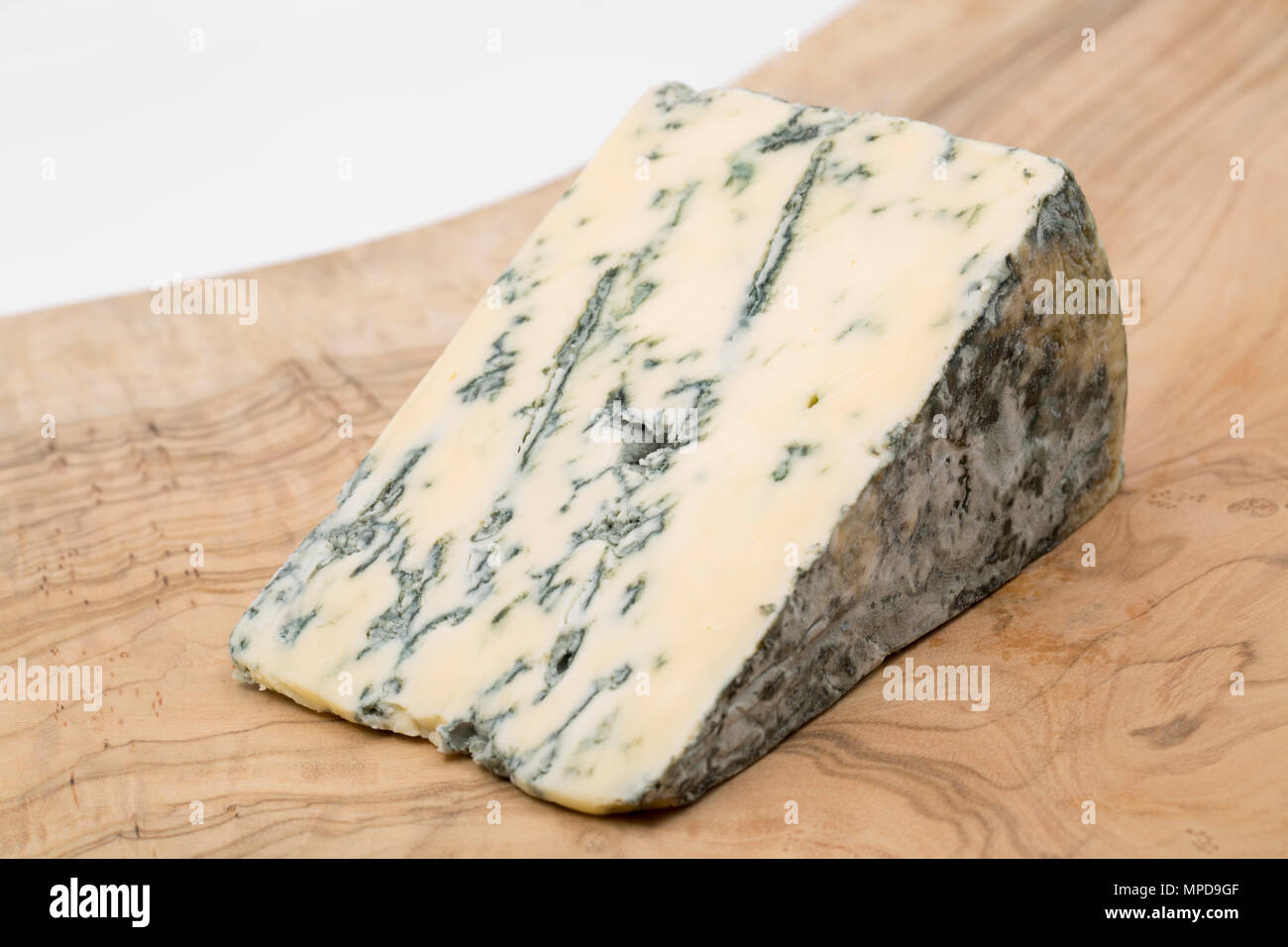 Una cuña de pastores bolso azul Yorkshire queso hecho con leche de vaca, compradas en un supermercado en el Reino Unido. Inglaterra GB Foto de stock