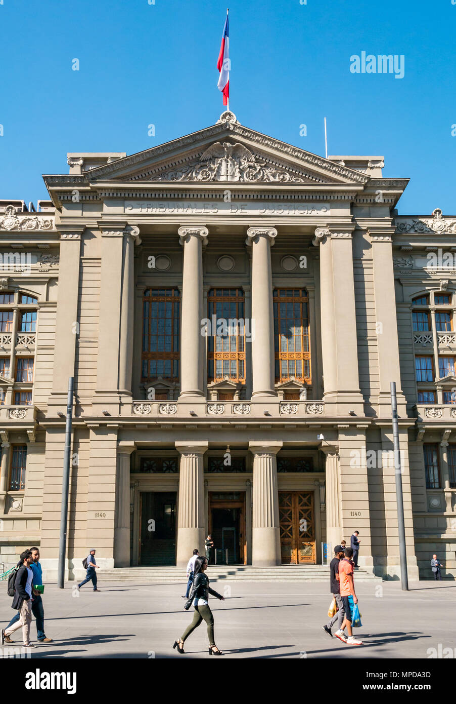 Palacio de los tribunales de justicia, edificio, Santiago de Chile, Sudamérica.Joven paseando con tacones Foto de stock