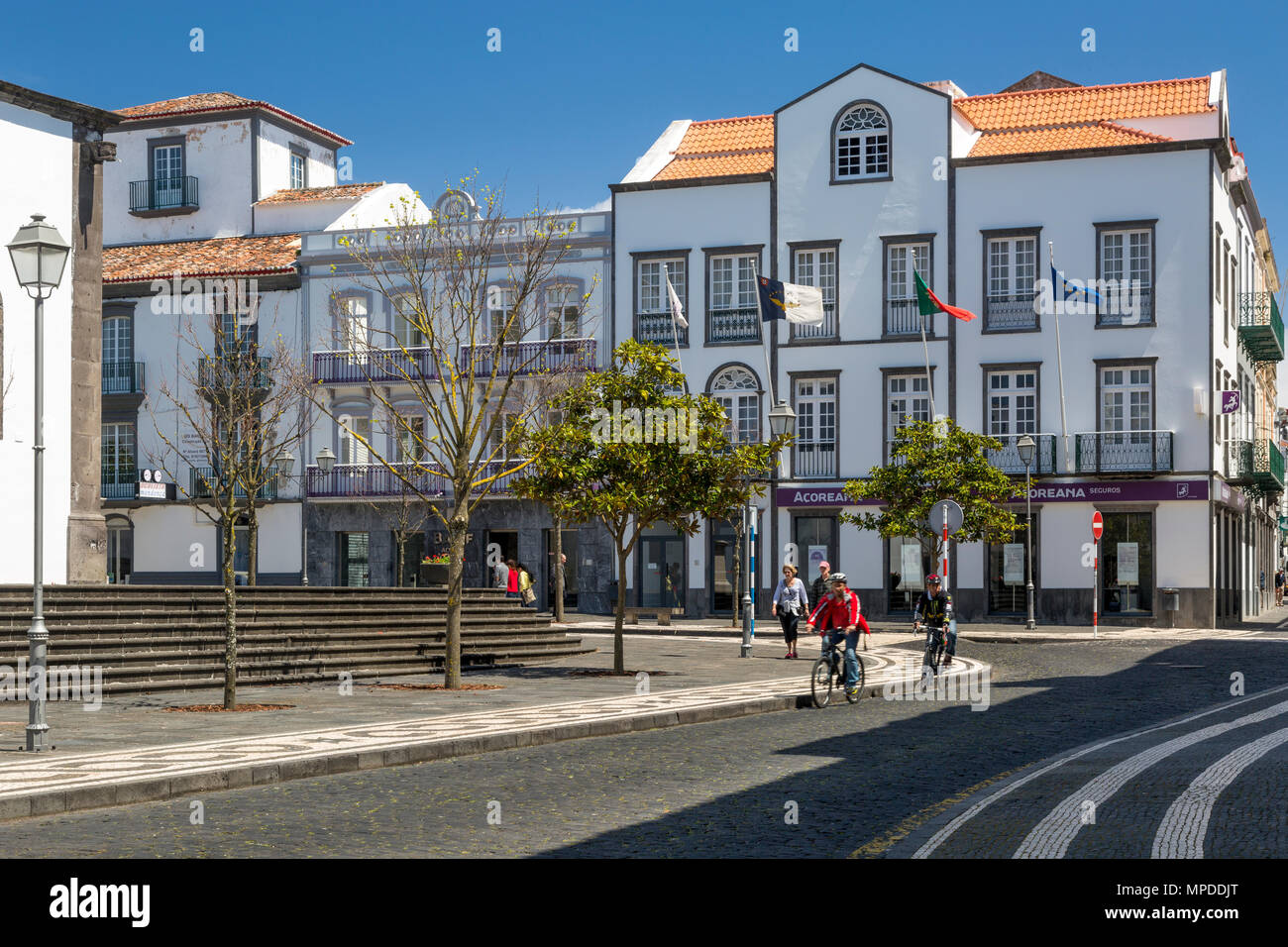 A lo largo de la escena de la calle Rua dos Mercadores, Ponta Delgada, isla Sao Miguel, Azores, Portugal Foto de stock