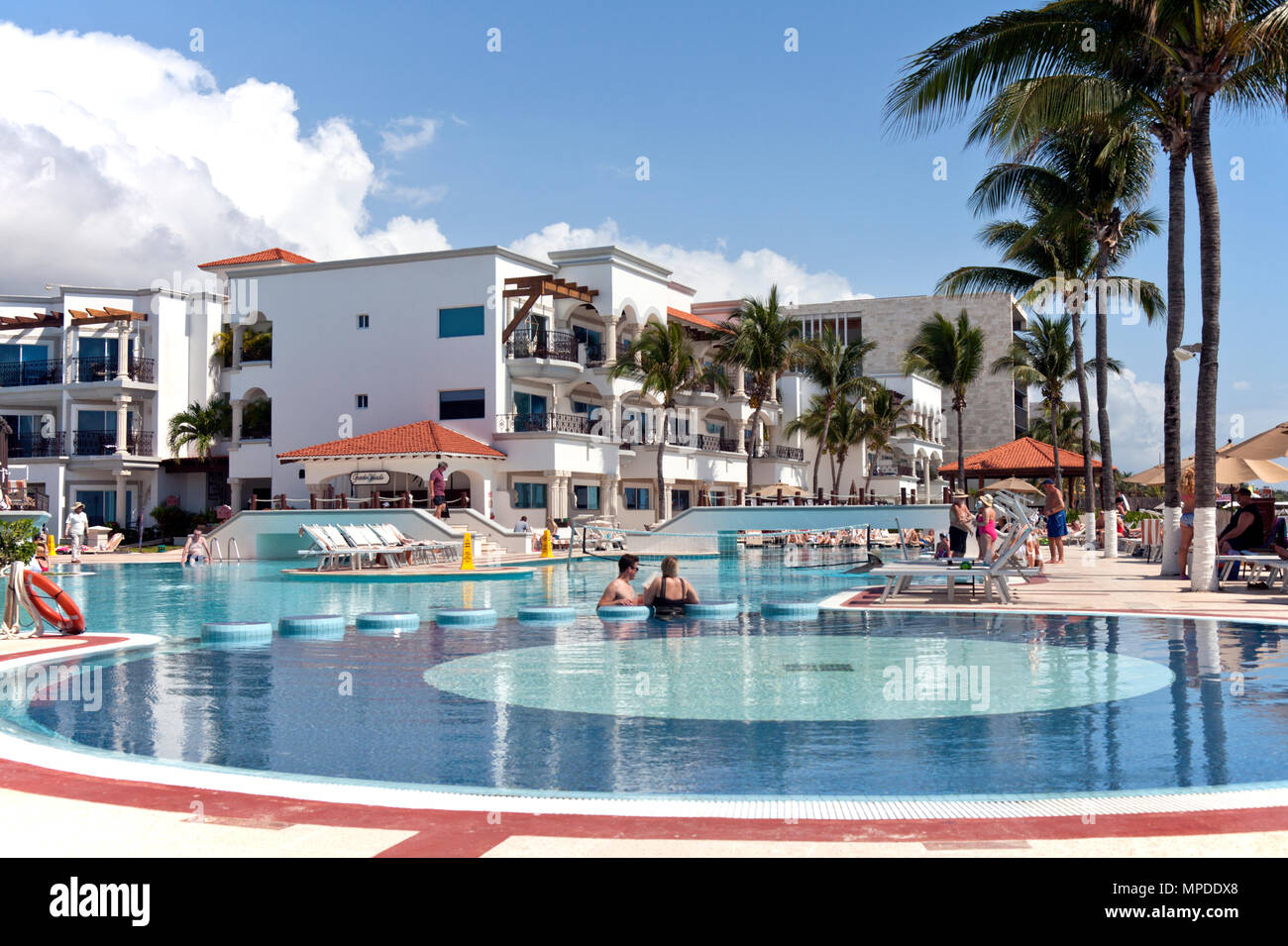 Piscina frente a la playa, el Real Playa del Carmen resort sólo para adultos, Quintana Roo, México. Foto de stock