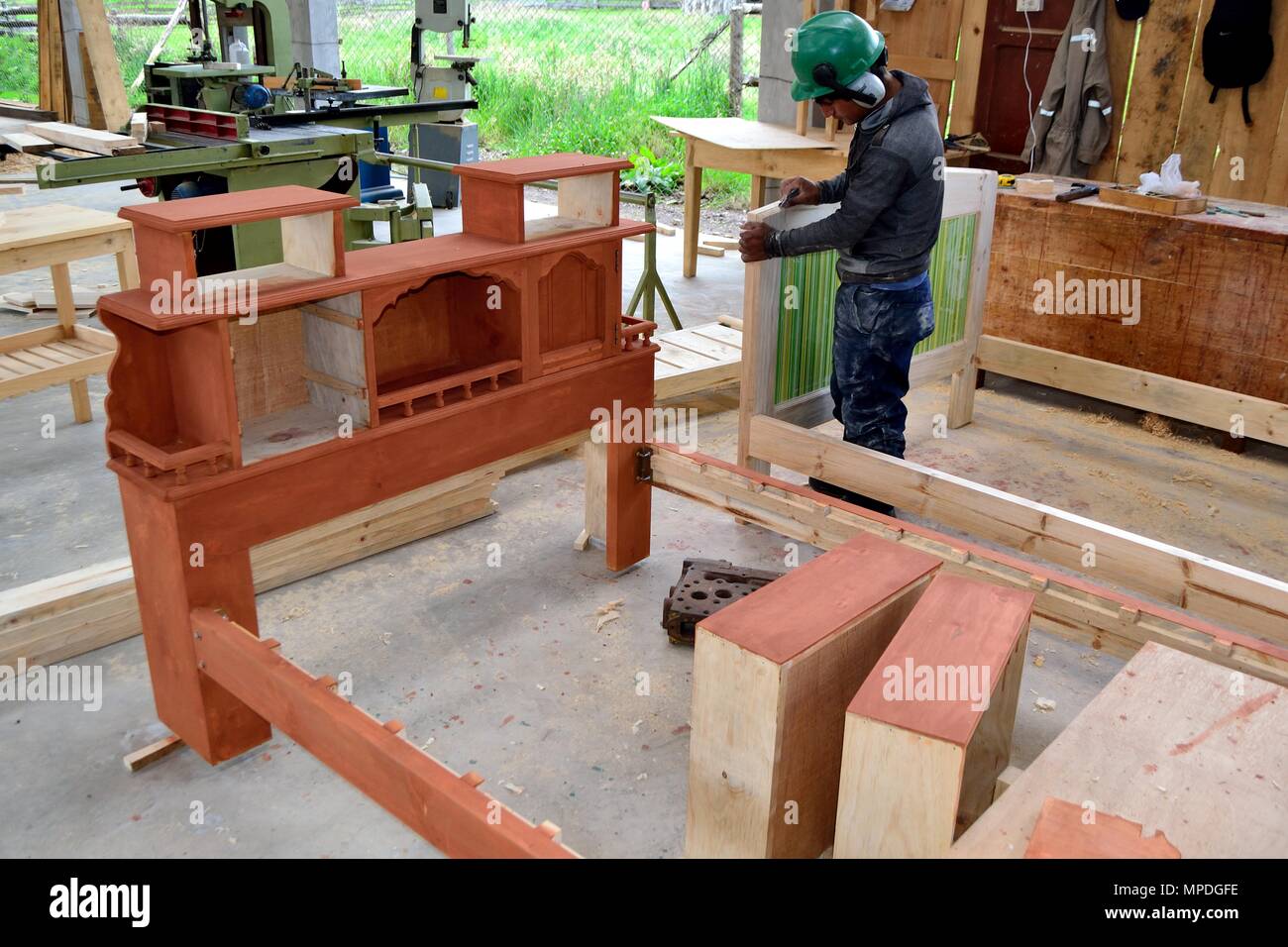 Fabricación de muebles - Serrería en Granja Porcón - Cooperativa evangélica  . Departamento de Cajamarca .PERÚ Fotografía de stock - Alamy