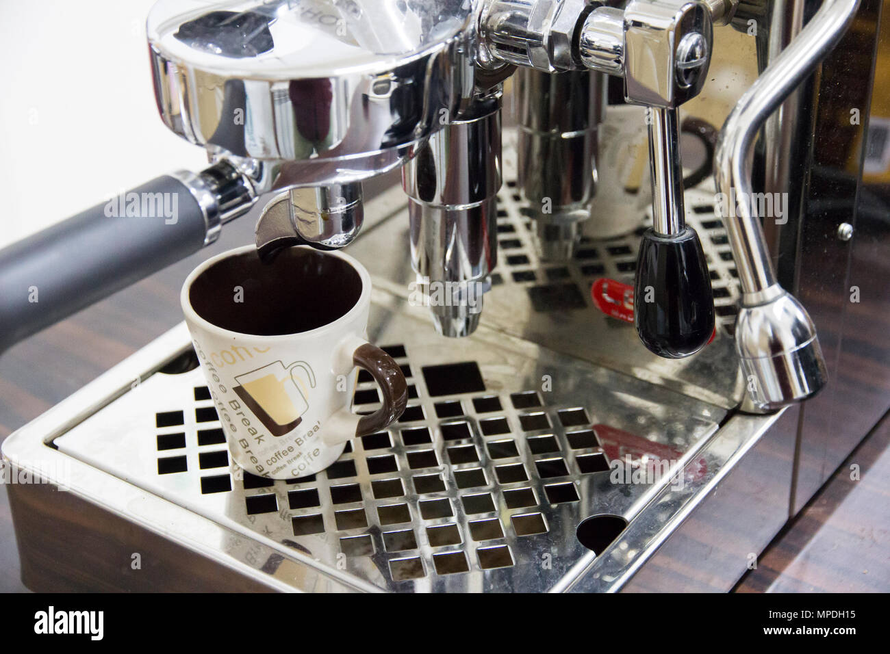 https://c8.alamy.com/compes/mpdh15/metal-moderno-de-la-maquina-de-cafe-esta-vacia-taza-de-cafe-mpdh15.jpg