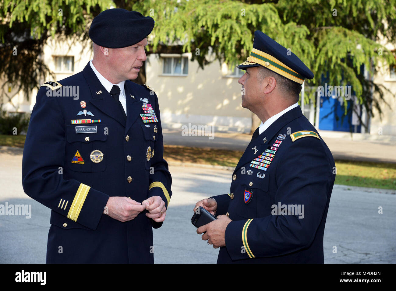 Ejército de EE.UU. el Coronel Darío S. Gallegos (a la derecha), el Centro de Excelencia para unidades de policía de estabilidad (CoESPU) director adjunto, conversaciones con Gral. Gen. Joseph P. Harrington, el Ejército de los Estados Unidos en África, Comandante General, durante la visita a la OTAN JFC-Nápoles comandante, Almirante Michelle Howard en la CoESPU Vicenza, 10 de abril de 2017. Foto de stock