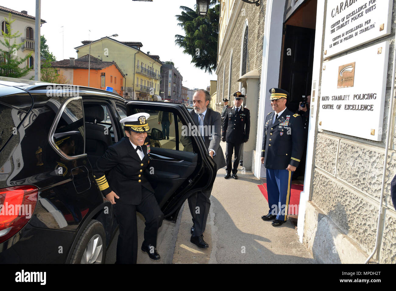 Ejército de EE.UU. el Coronel Darío S. Gallegos (CoESPU) director adjunto, da la bienvenida a la OTAN JFC-Nápoles comandante, Almirante Michelle Howard, durante la visita al centro de excelencia para unidades de policía de estabilidad (CoESPU) Vicenza, 10 de abril de 2017. Foto de stock