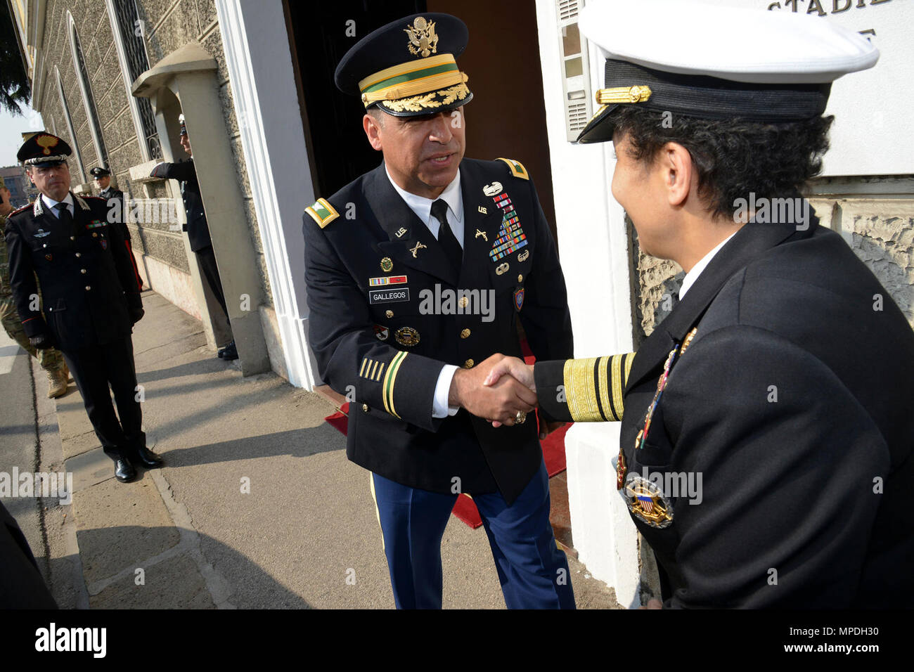 Ejército de EE.UU. el Coronel Darío S. Gallegos (CoESPU) director adjunto, da la bienvenida a la OTAN JFC-Nápoles comandante, Almirante Michelle Howard, durante la visita al centro de excelencia para unidades de policía de estabilidad (CoESPU) Vicenza, 10 de abril de 2017. Foto de stock