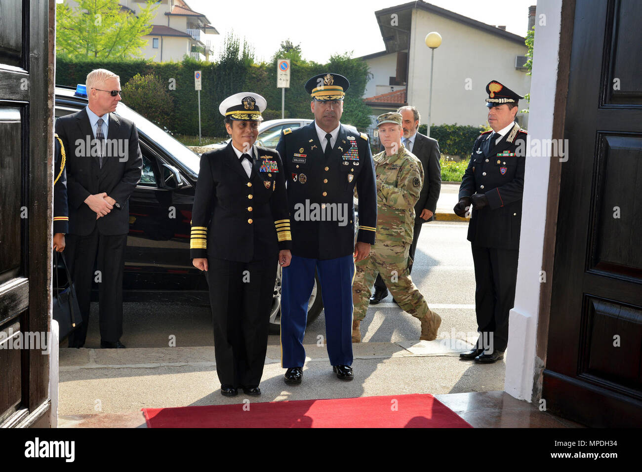 Almirante Michelle Howard (izquierda), la OTAN JFC-Nápoles, Comandante del Ejército de los EE.UU. y el Coronel Darío S. Gallegos (derecha), director adjunto de la CoESPU, render saluda durante la reproducción de los himnos durante la visita al centro de excelencia para unidades de policía de estabilidad (CoESPU) Vicenza, 10 de abril de 2017. Foto de stock