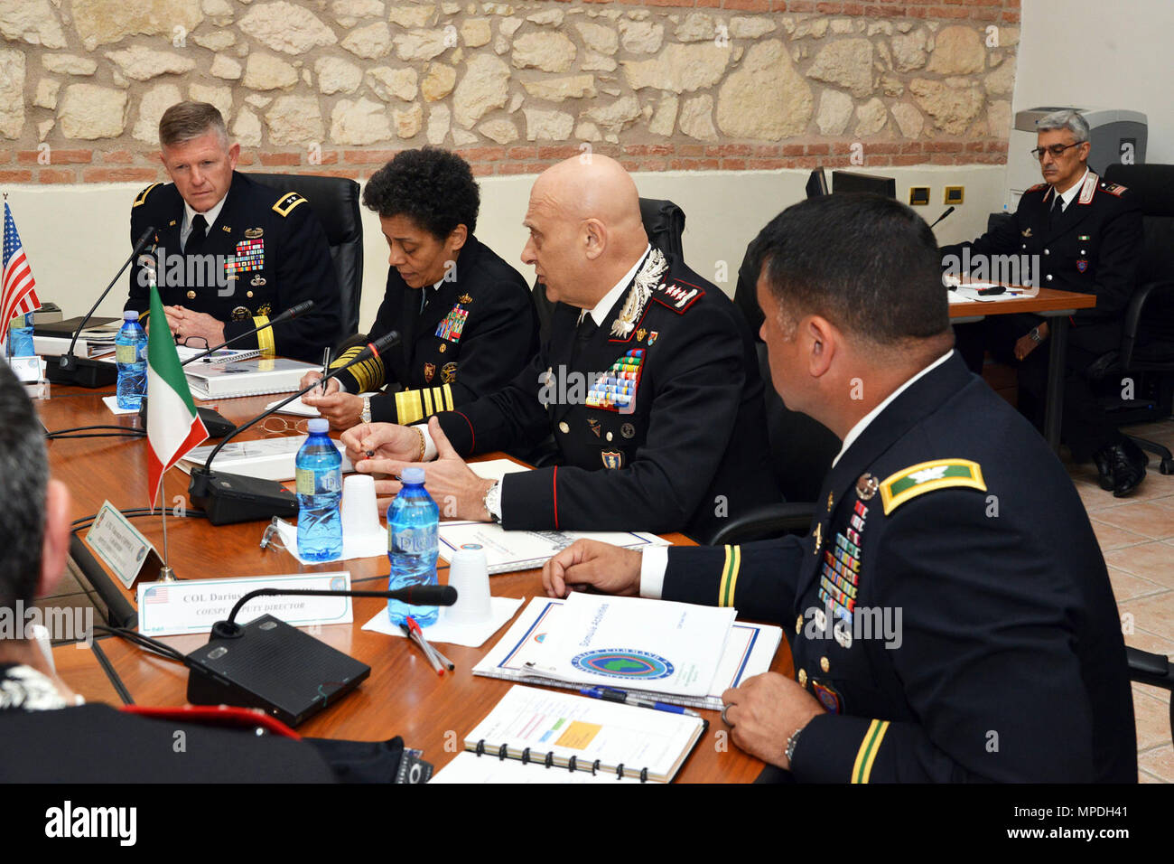 Almirante Michelle Howard, Comandante de la OTAN JFC-Nápoles, durante una reunión en el centro de excelencia para unidades de policía de estabilidad (CoESPU) Vicenza, 10 de abril de 2017. Foto de stock