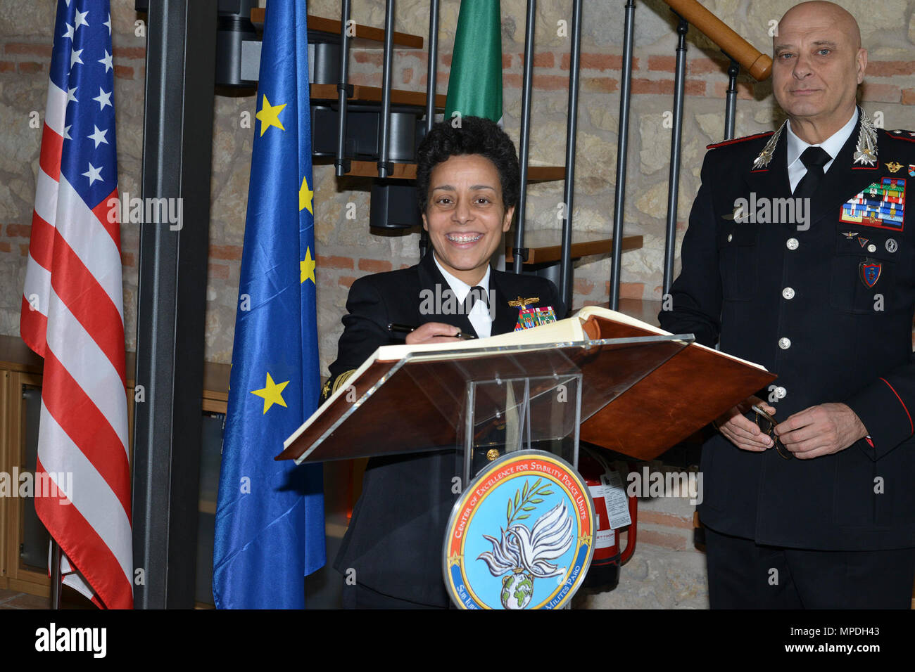 Almirante Michelle Howard, Comandante de la OTAN JFC-Nápoles, firma el libro de invitados de honor, durante la visita al centro de excelencia para unidades de policía de estabilidad (CoESPU) Vicenza, 10 de abril de 2017. Foto de stock