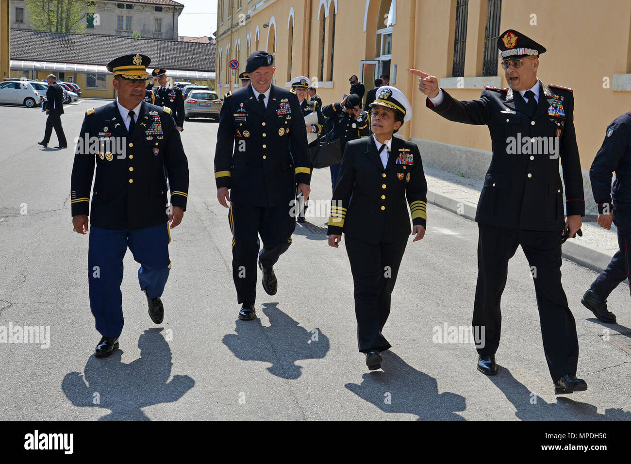 Almirante Michelle Howard, Comandante de la OTAN JFC-Nápoles, durante la visita al centro de excelencia para unidades de policía de estabilidad (CoESPU) Vicenza, 10 de abril de 2017. Foto de stock