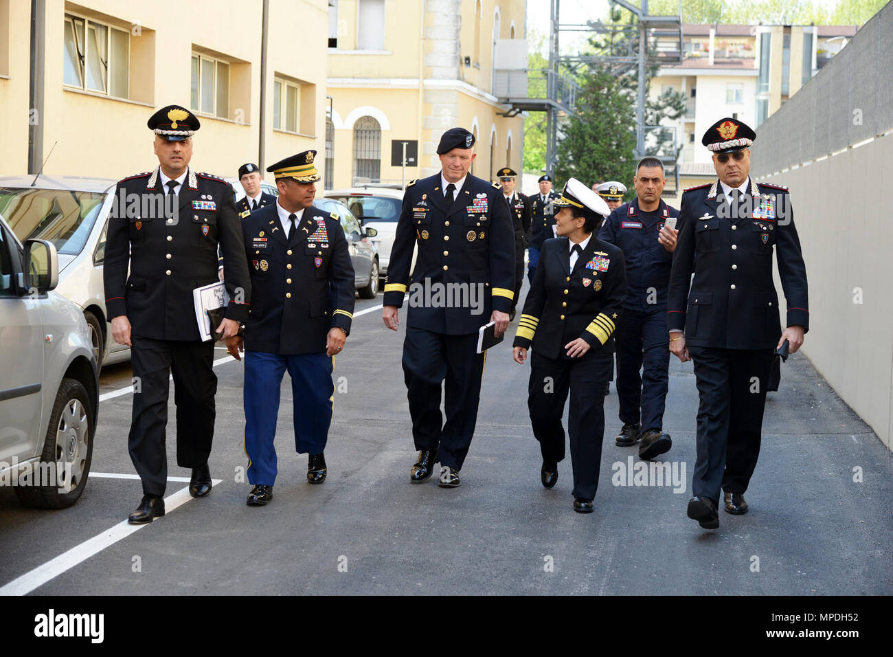 Almirante Michelle Howard, Comandante de la OTAN JFC-Nápoles, durante la visita al centro de excelencia para unidades de policía de estabilidad (CoESPU) Vicenza, 10 de abril de 2017. Foto de stock