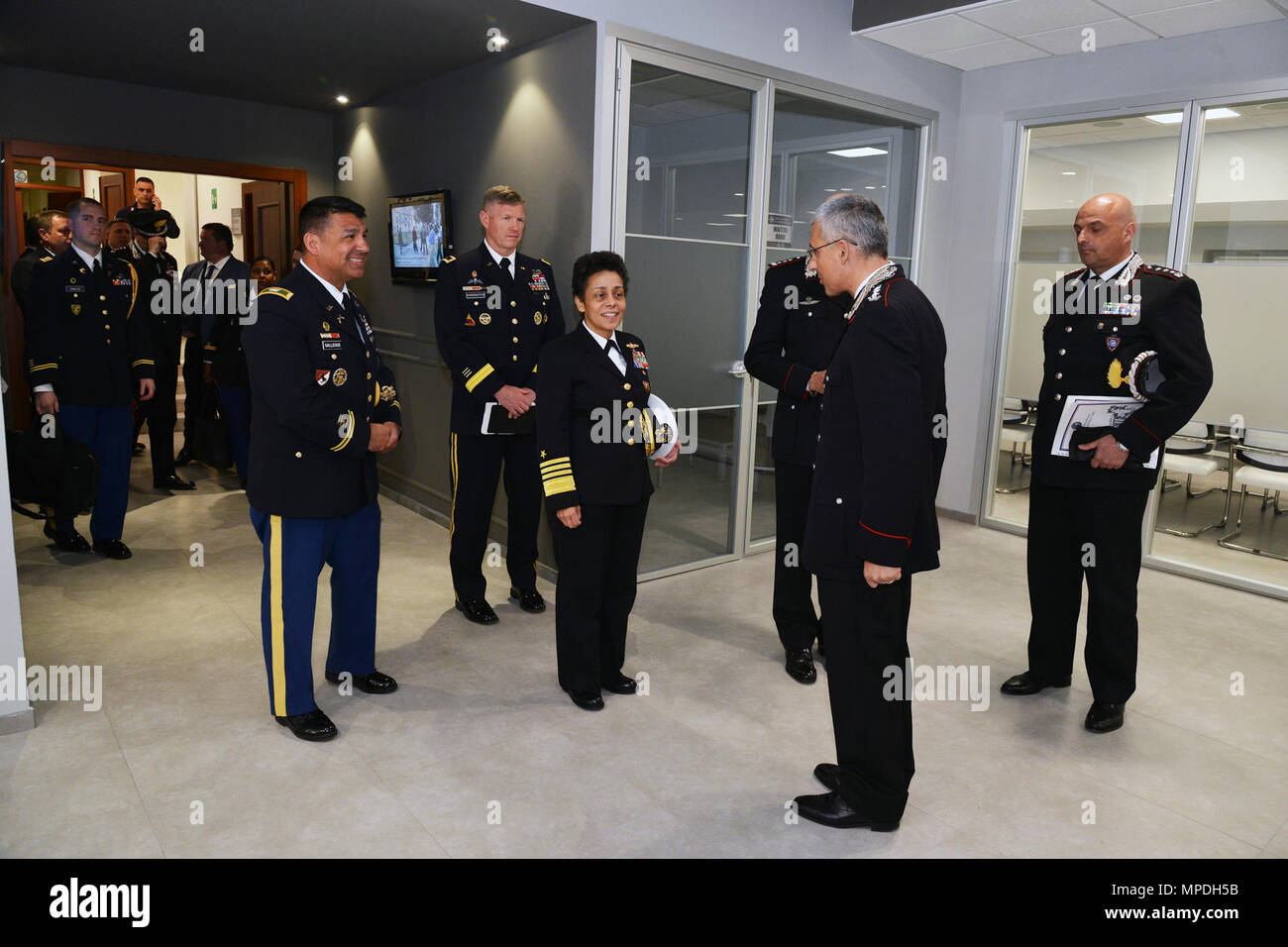 Almirante Michelle Howard, Comandante de la OTAN JFC-Nápoles, observa la habitación área de formación "Magistra" durante la visita al centro de excelencia para unidades de policía de estabilidad (CoESPU) Vicenza, 10 de abril de 2017. Foto de stock