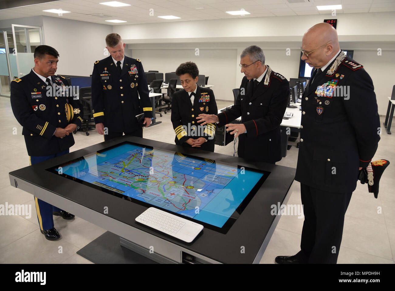 Almirante Michelle Howard, Comandante de la OTAN JFC-Nápoles, observa la habitación área de formación "Magistra" durante la visita al centro de excelencia para unidades de policía de estabilidad (CoESPU) Vicenza, 10 de abril de 2017. Foto de stock