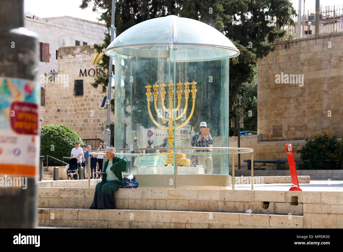 Jerusalén, Israel - 16 de mayo de 2018: Una mujer sentada en el Instituto del Templo en Jerusalén en frente de un 45 kg pesados Menorah, que es visiblemente mostrada para Foto de stock